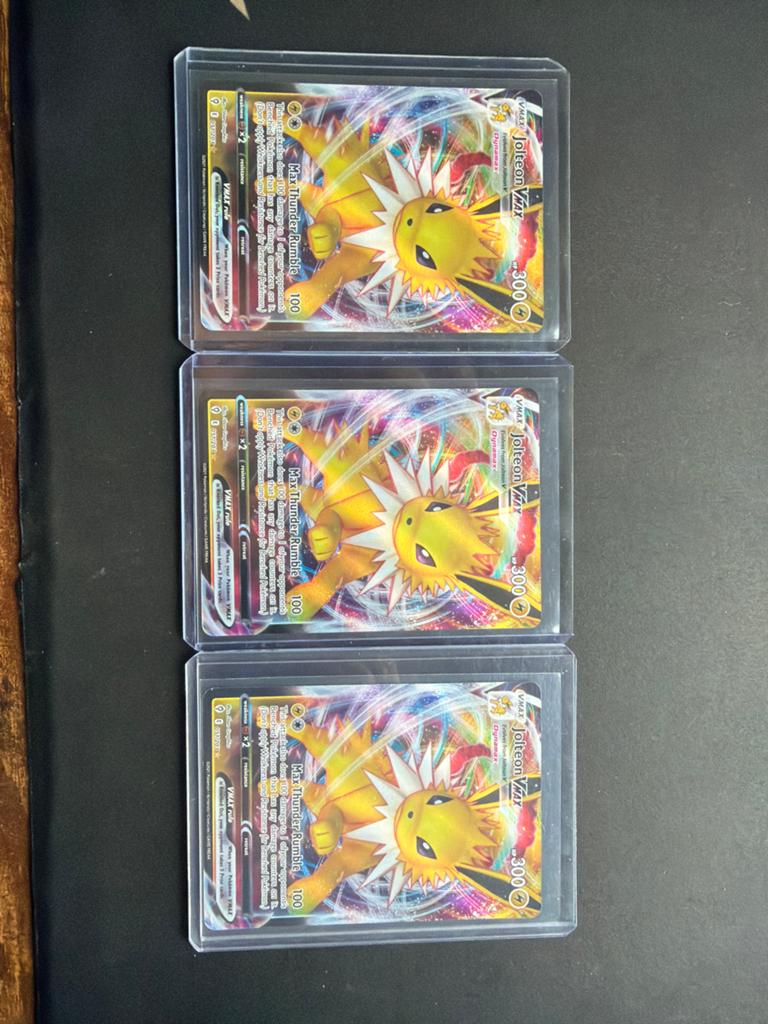 3x Jolteon VMAX Pokémon Kaart, Hobby en Vrije tijd, Verzamelkaartspellen | Pokémon, Ophalen of Verzenden, Zo goed als nieuw, Meerdere kaarten