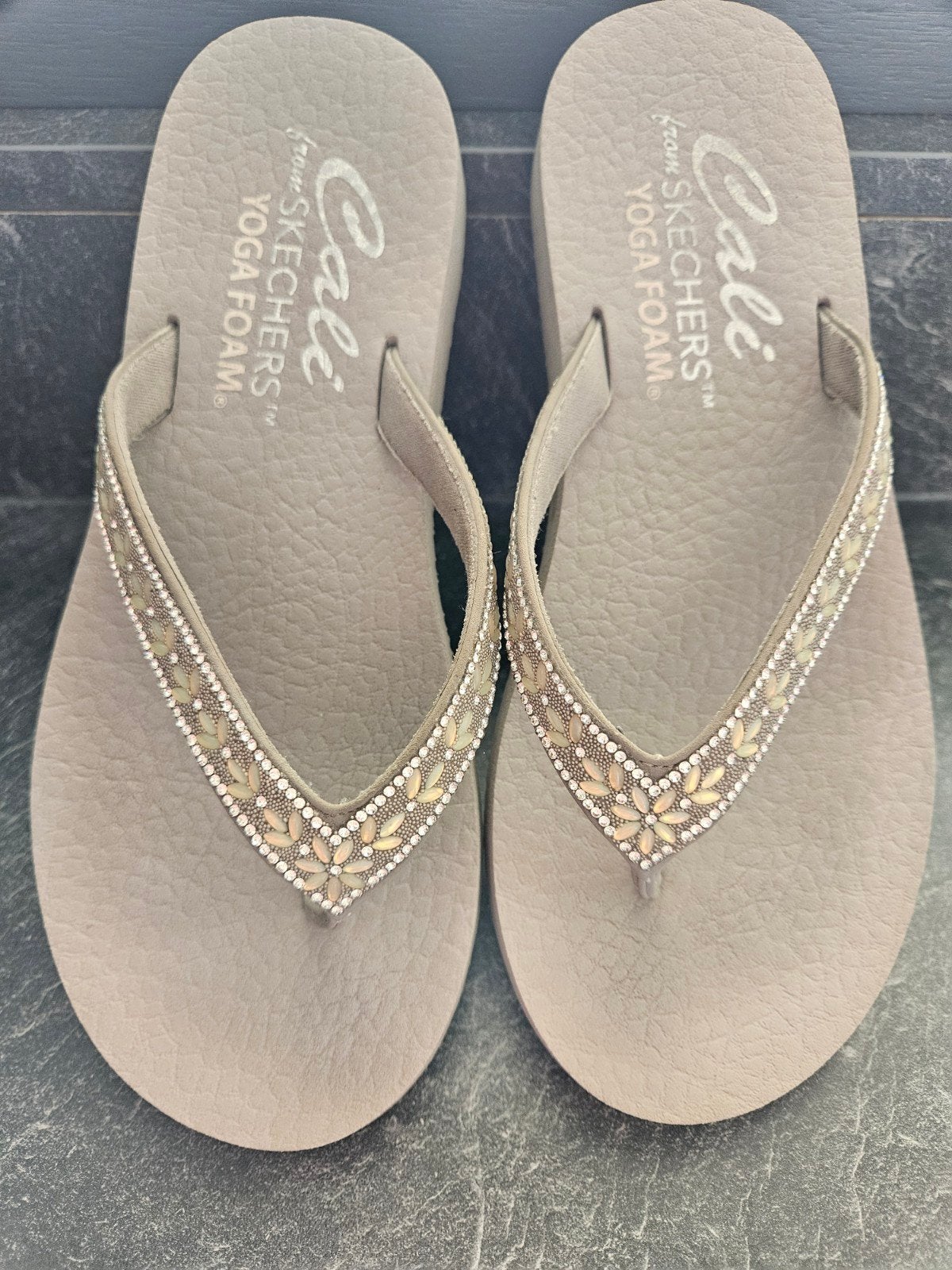 Skechers Yoga Foam slippers maat 38 - Zo goed als nieuw, Kleding | Dames, Schoenen, Slippers, Skechers, Overige kleuren, Ophalen of Verzenden