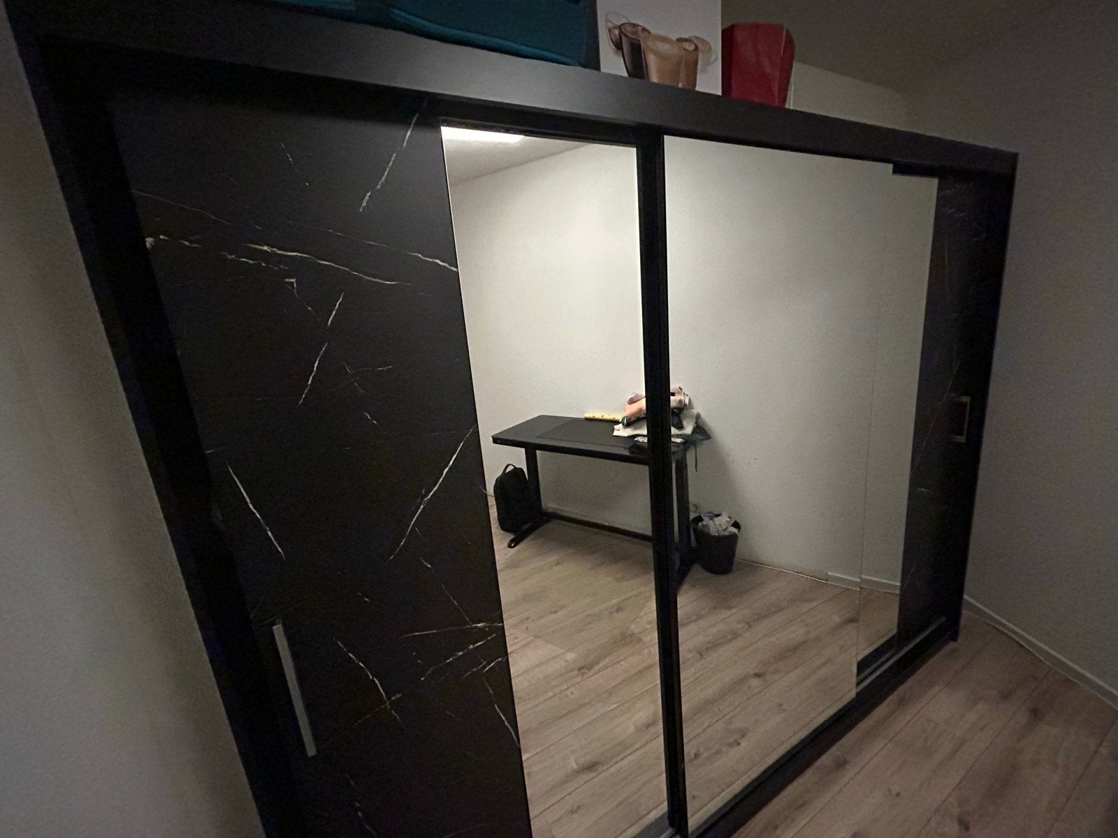 Mandalin Kledingkast met spiegel - Zwart - 250x62x200 cm, Ophalen, 200 cm of meer, Zo goed als nieuw, Overige houtsoorten