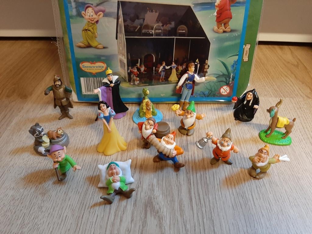 Sneeuwwitje en de 7 dwergen poppetjes met verzamelhuis, Ophalen of Verzenden, Zo goed als nieuw, Popje