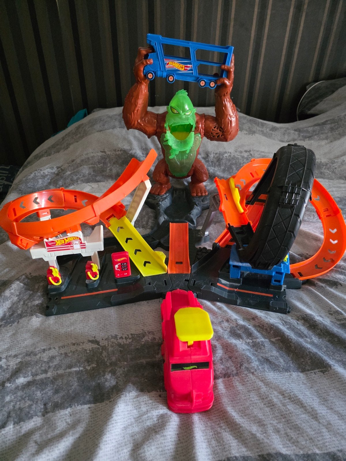 Foto 2 van Grote Hot Wheels set - Ultimate Garage, Gorilla, Wasstraat