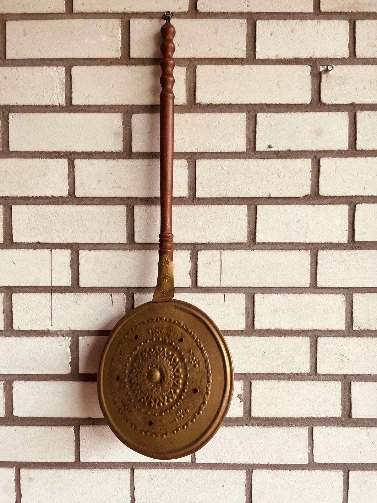 Antieke koperen beddenpan met houten steel, Ophalen of Verzenden