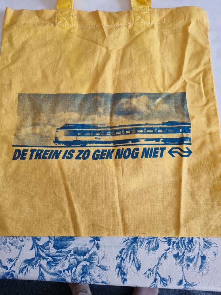 Gele stoffen tas 'De trein is zo gek nog niet', Verzamelen, Spoorwegen en Tramwegen, Ophalen of Verzenden, Gebruikt