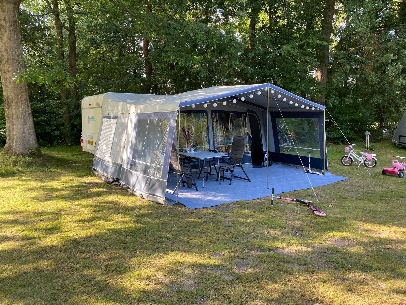 Adria Unica B 462 DP met voortent, luifel en fietsendrager, Frans bed, Treinzit, 750 - 1000 kg, Particulier