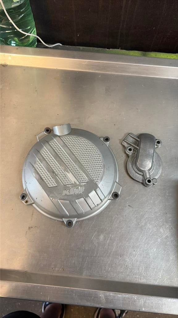 Ktm koppelingsdeksel en waterpomp deksel, Ophalen