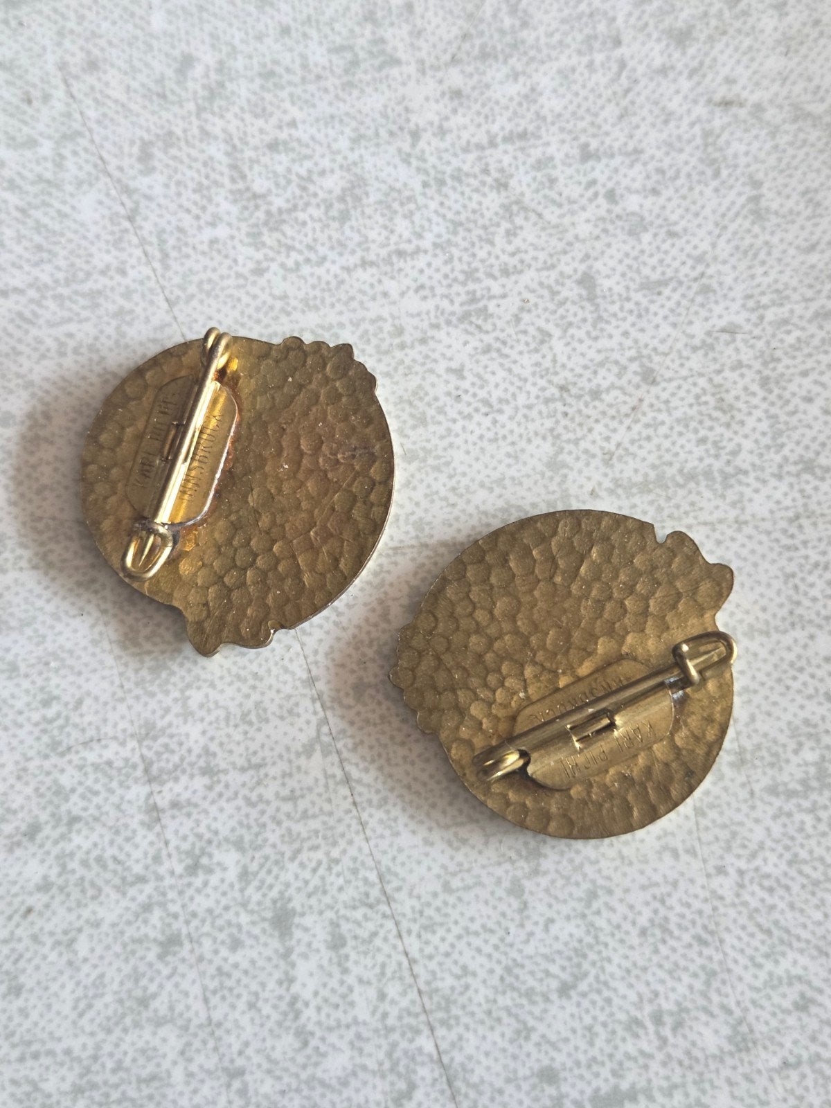 2x Vintage Speldje Niederdorf Tirol Dem Treuen Gast, Ophalen of Verzenden, Stad of Land, Speldje of Pin