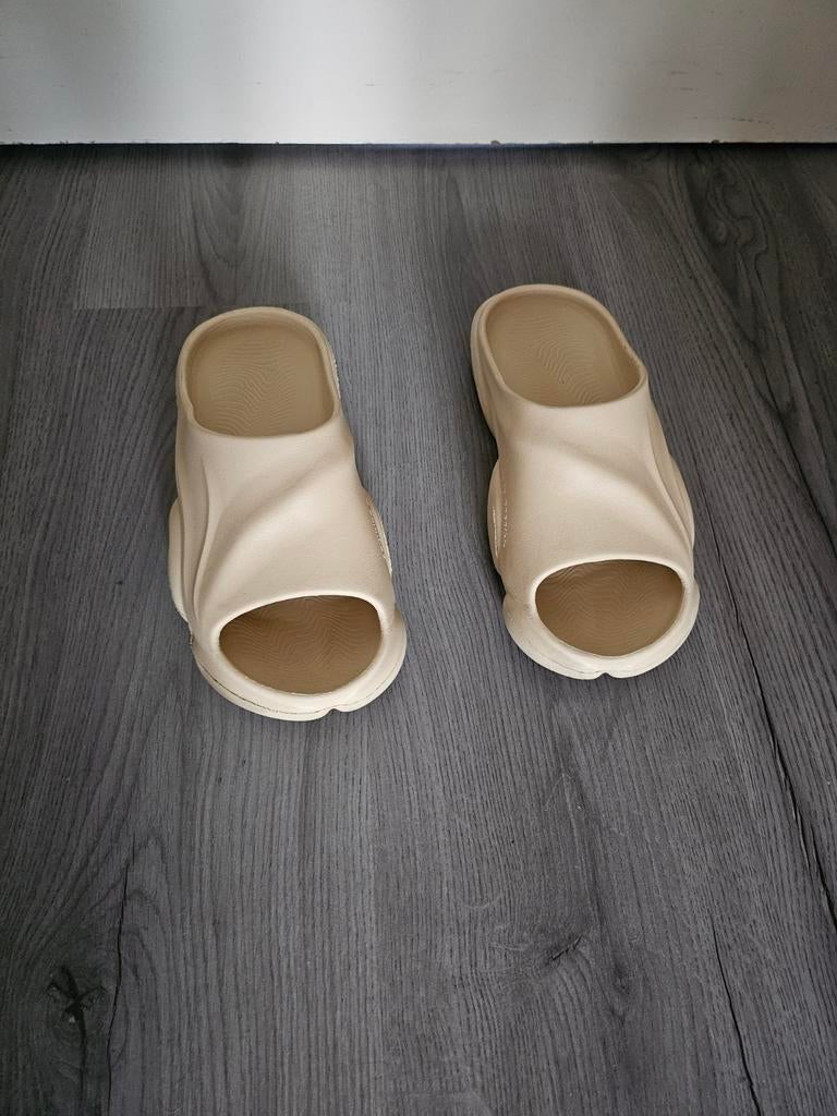 Yeezy slides, Ophalen of Verzenden, Nieuw, Sneakers of Gympen
