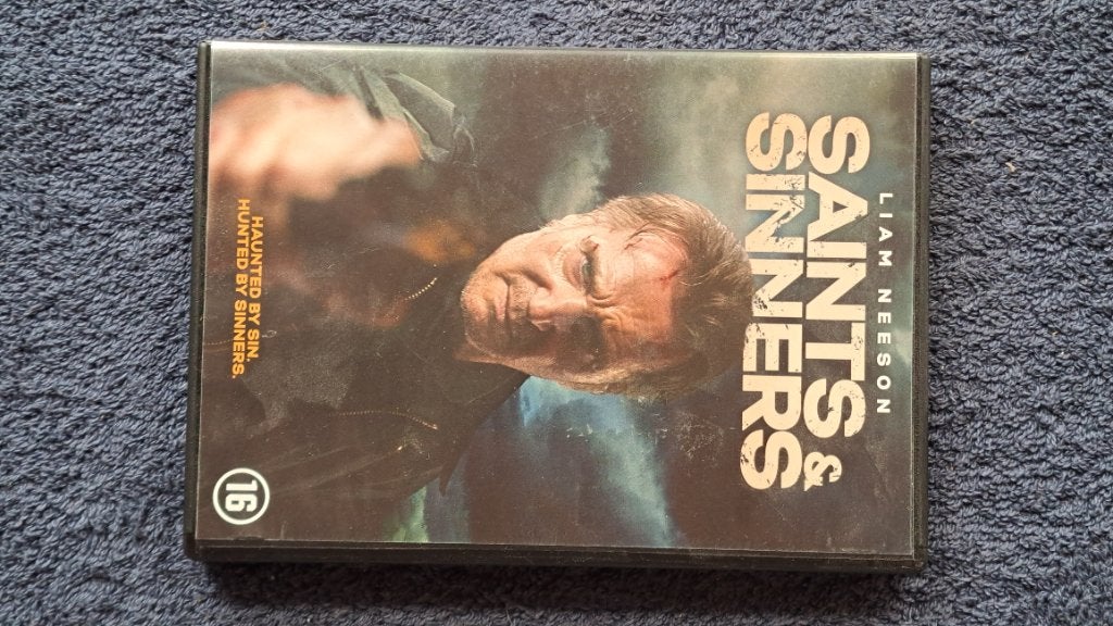 Saints & Sinners "Liam Neeson", Alle leeftijden, Ophalen of Verzenden, Zo goed als nieuw