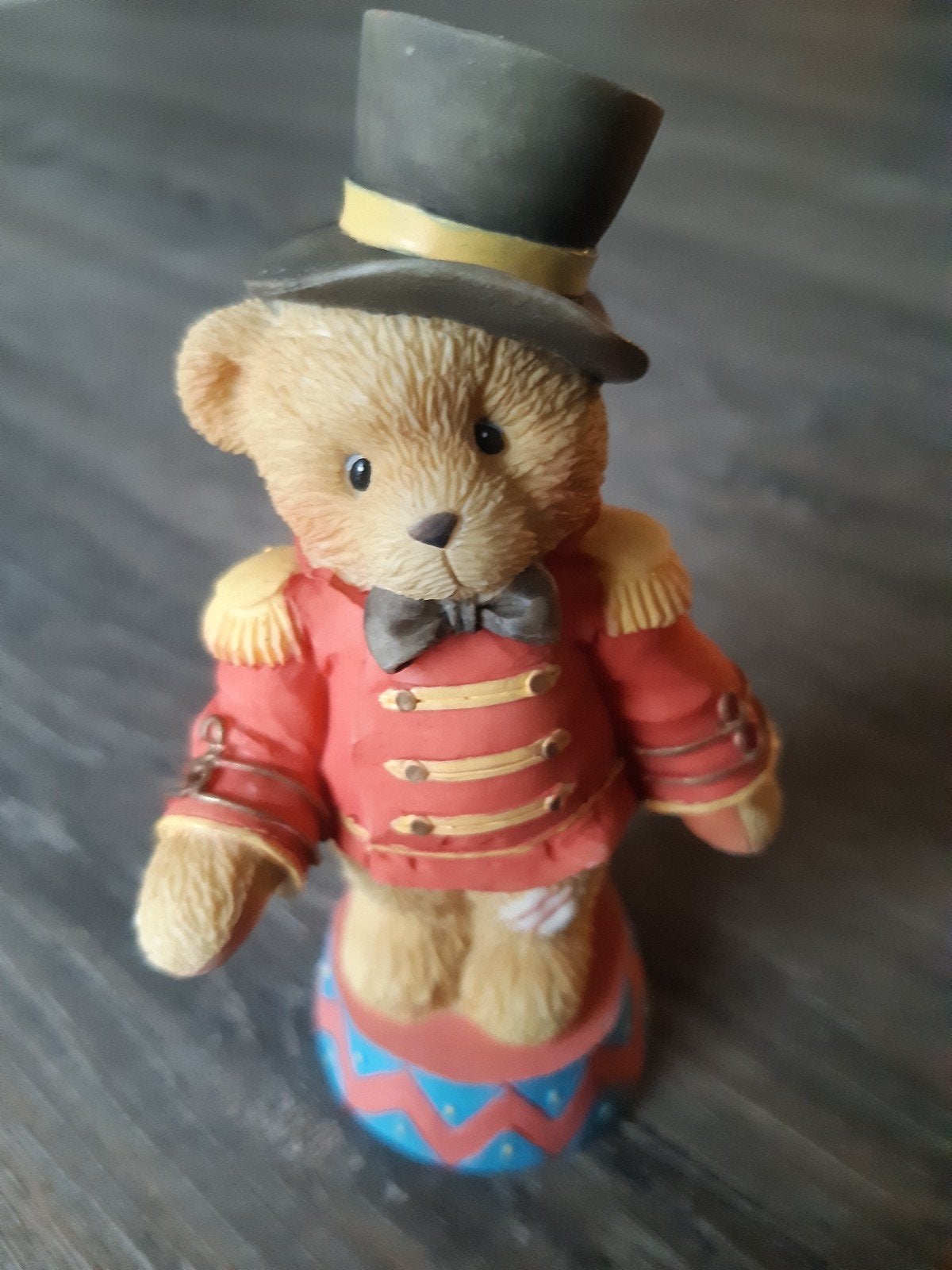 Cherished Teddies Bruno Circus Ringmaster Beeldje, Ophalen of Verzenden, Zo goed als nieuw, Beeldje, Cherished Teddies