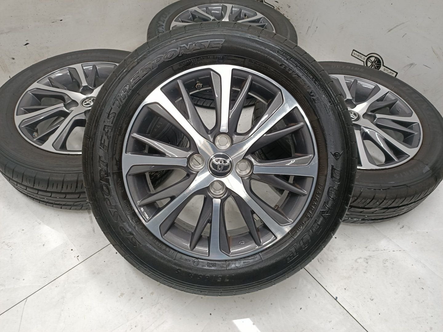 Toyota Yaris lichtmetaal velgen 15"inch met TPMS 4x100 6819, Gebruikt, -, -, Banden en Velgen