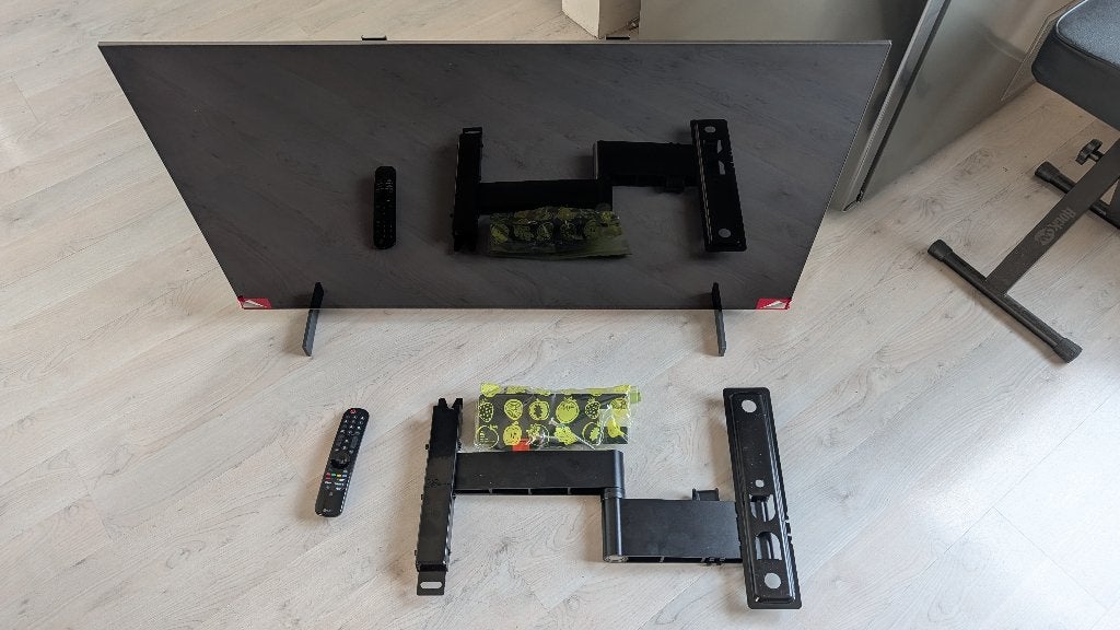 LG OLED42C24LA incl. Vogels WALL3345