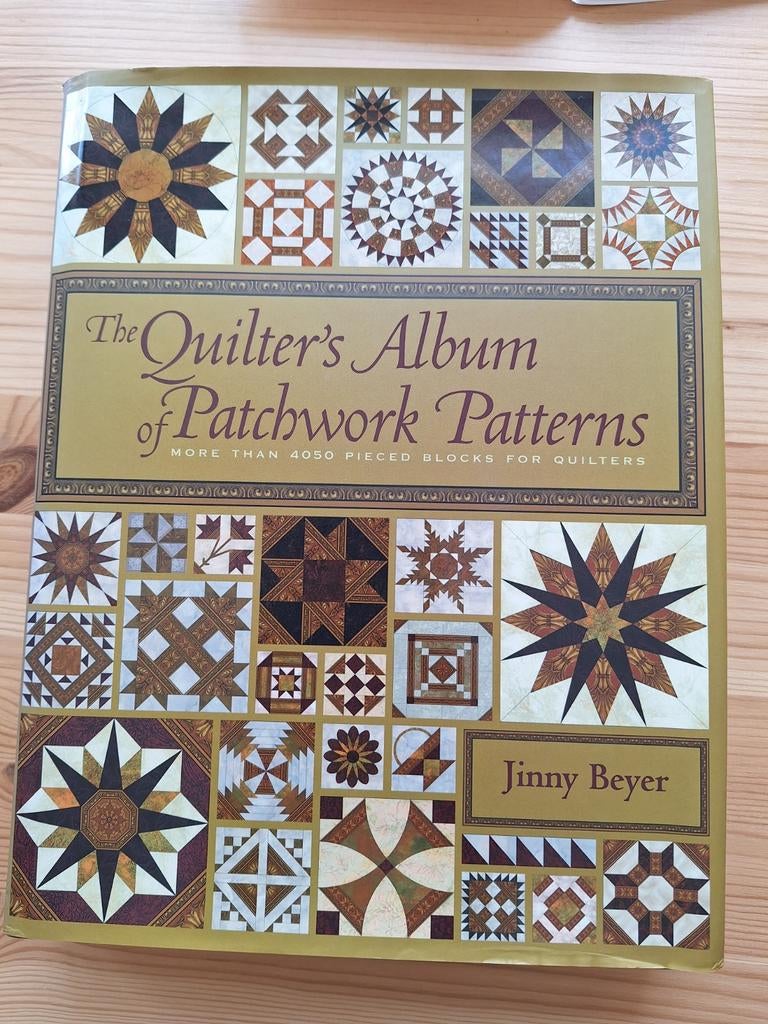 The Quilter's Album of Patchwork Patterns - Jinny Beyer, Boeken, Ophalen of Verzenden, Zo goed als nieuw, Overige onderwerpen