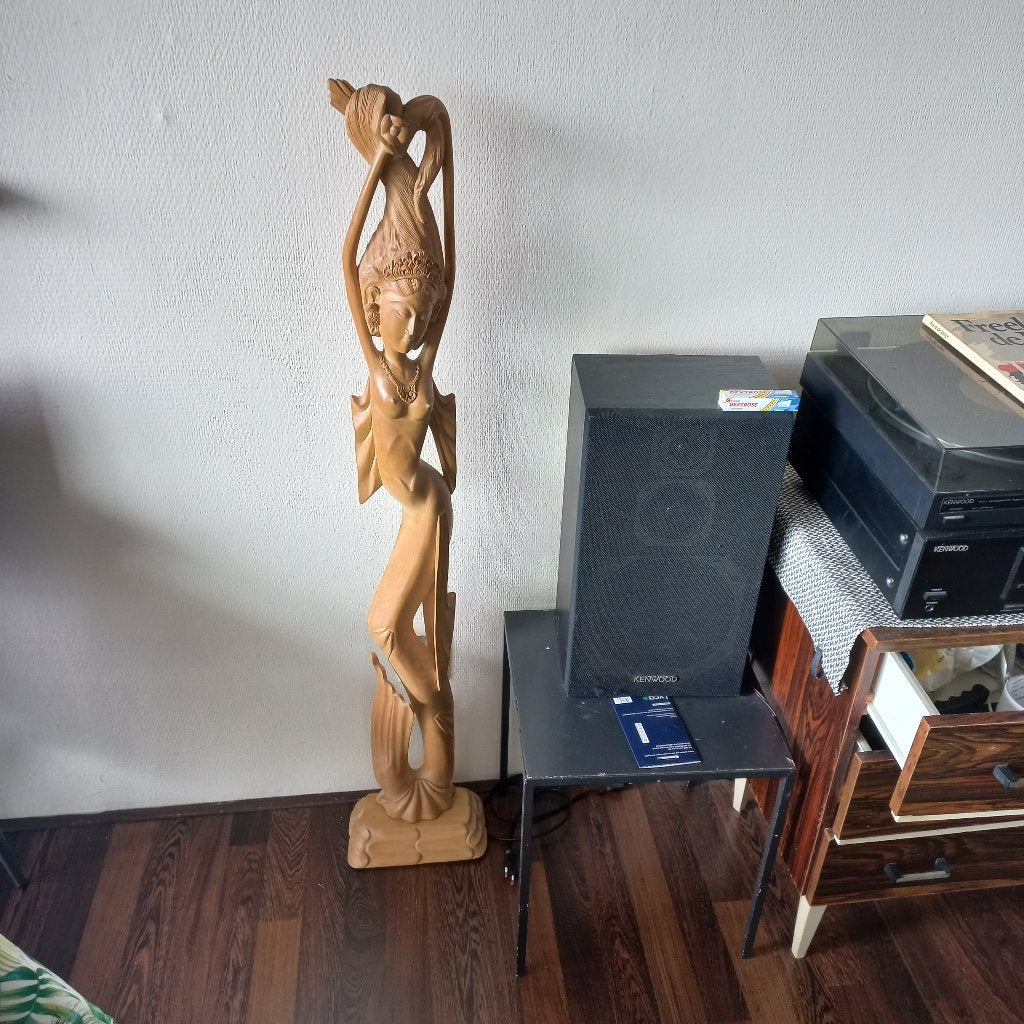Houten balinees  gestilleerd beeld hout 118cm hoog, Overige onderwerpen, Houtsnijwerk, Art deco, Ophalen of Verzenden