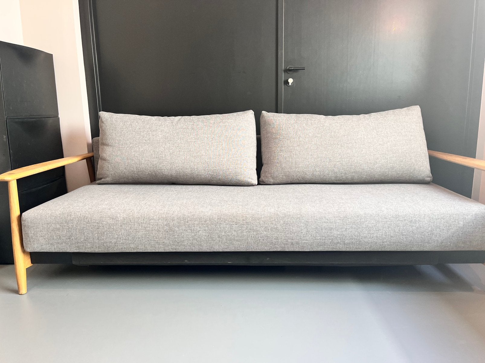 Innovation Living Slaapbank 2-persoons met houten leuningen, Tweepersoons, Ophalen of Verzenden, Zo goed als nieuw, 200 cm
