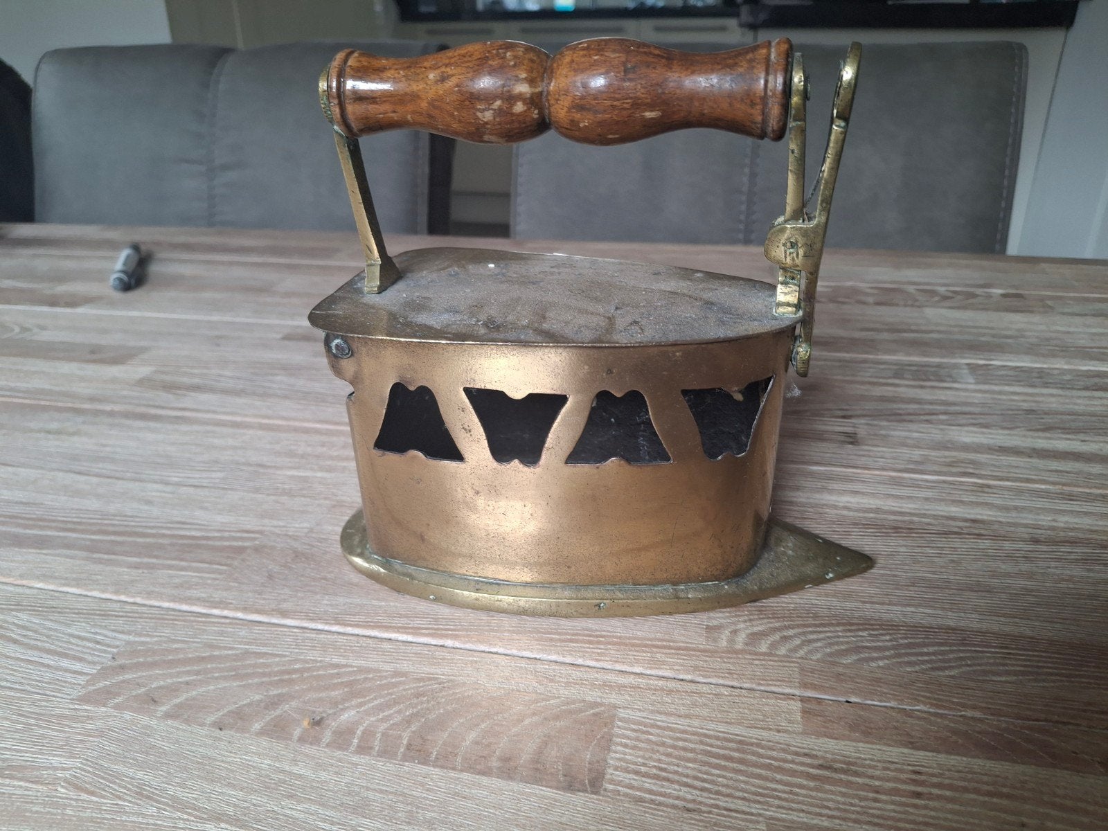 Antiek strijkijzer op kolen, messing met houten handvat, Ophalen of Verzenden
