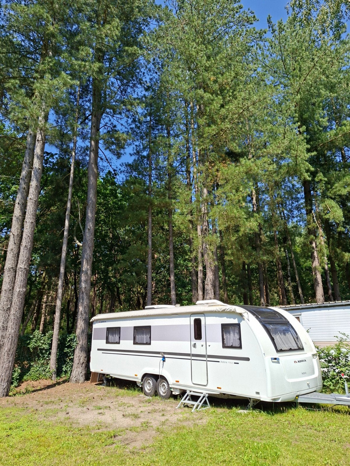 Super caravan te koop met staplaats op unieke natuurcamping, Rondzit, Airco, Particulier, Adria