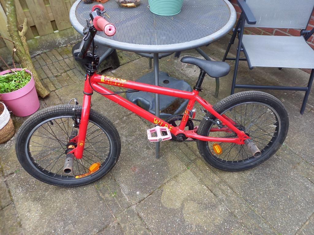 Kinderstuntfiets rood, Fietsen en Brommers, Fietsen | Crossfietsen en BMX, Ophalen, Gebruikt, Staal, Voetsteunen