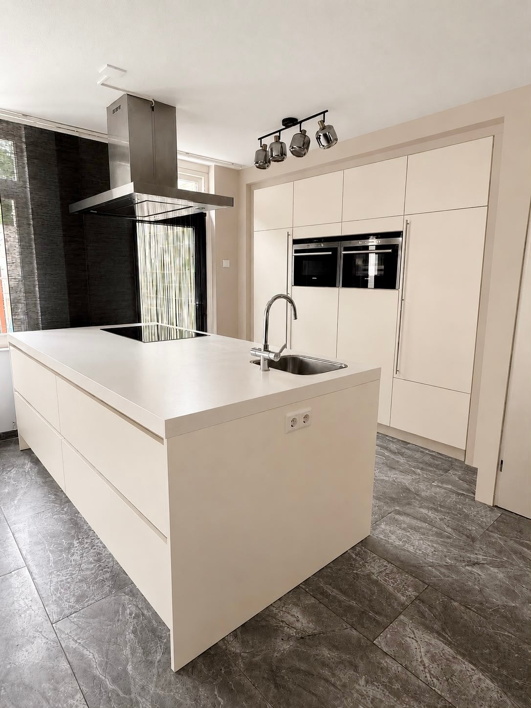 Moderne keuken met kookeiland en inbouwapparatuur, Huis en Inrichting, Ophalen, Gebruikt, Overige typen, Hout