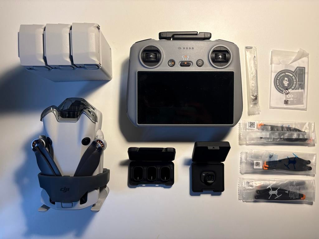 DJI Mini 4 Pro Fly More Combo + Tas - Zo goed als nieuw, Audio, Tv en Foto, Drones, 30 tot 45 minuten, Cameradrone, Extra accu('s)