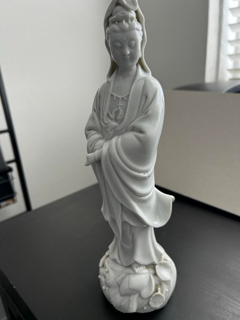 Witte porseleinen Kuan Yin beeld - Aziatisch religieus, Antiek en Kunst, Ophalen of Verzenden, Handgemaakt, 20 - 50 cm, Beeld