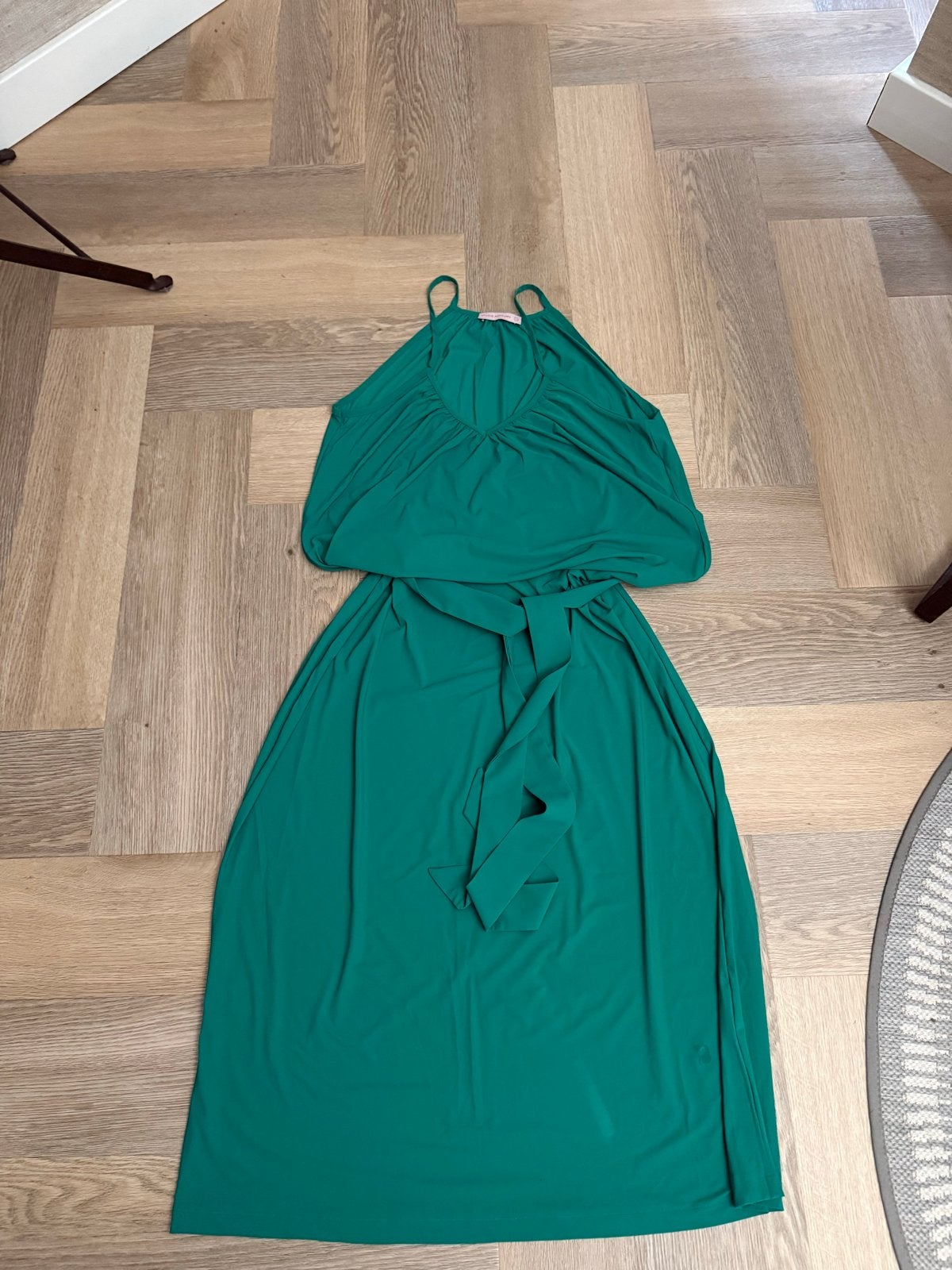 Groene maxi jurk met spaghettibandjes Studio Anneloes, Maat 38/40 (M), Ophalen of Verzenden, Zo goed als nieuw, Onder de knie