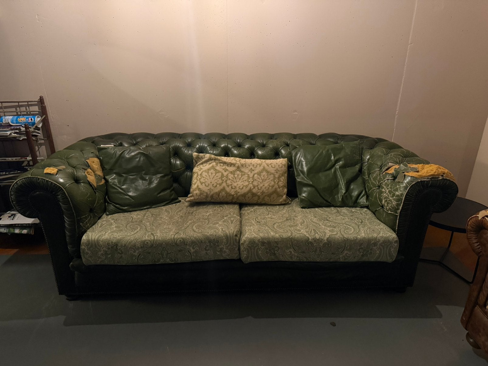 Oude chesterfield, Ophalen, Zo goed als nieuw, Stof