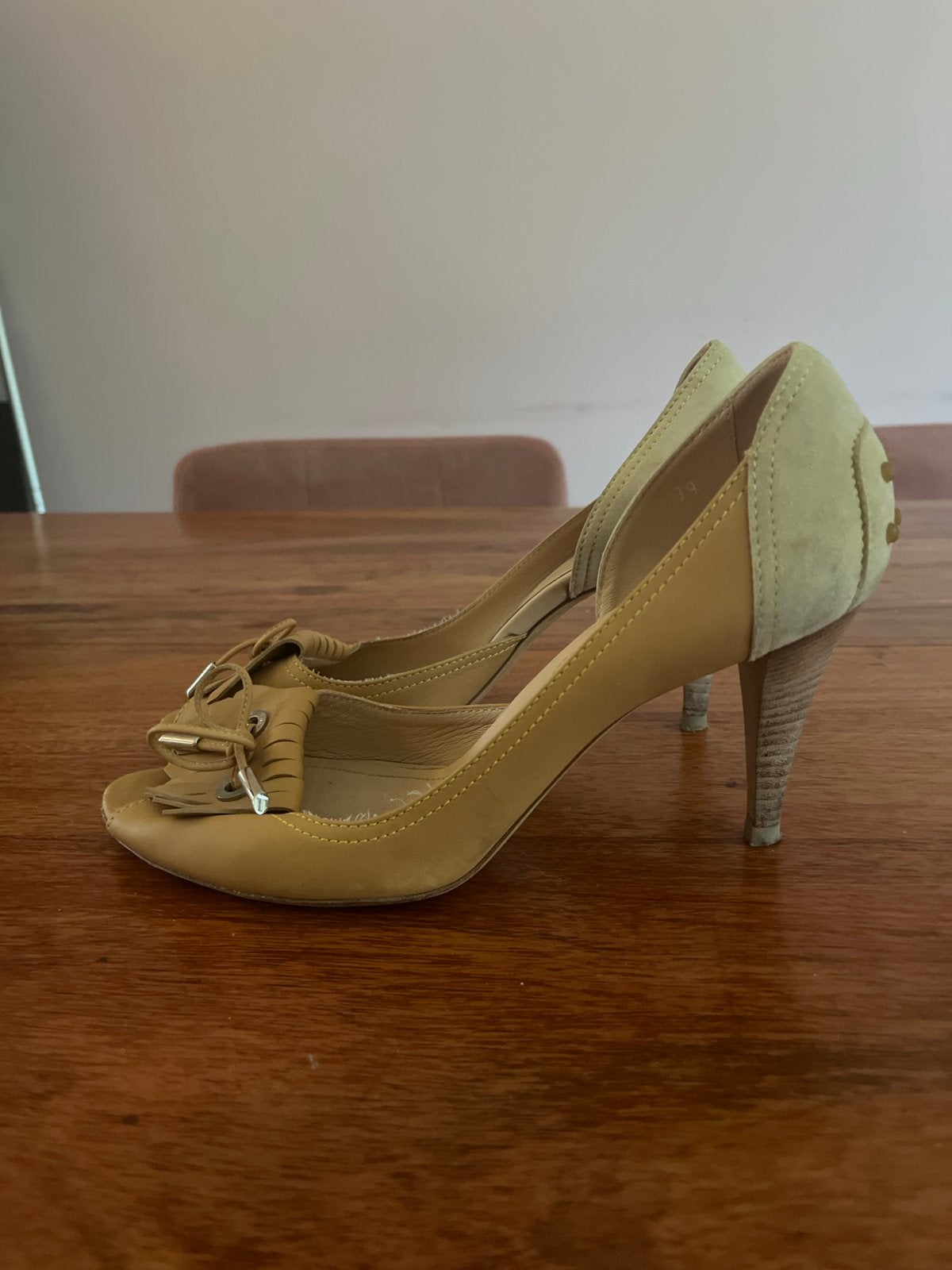 Tod's Peep-toe Pumps met Kwastjes - Beige Leer maat 39, Pumps, Beige, Ophalen of Verzenden, Gedragen