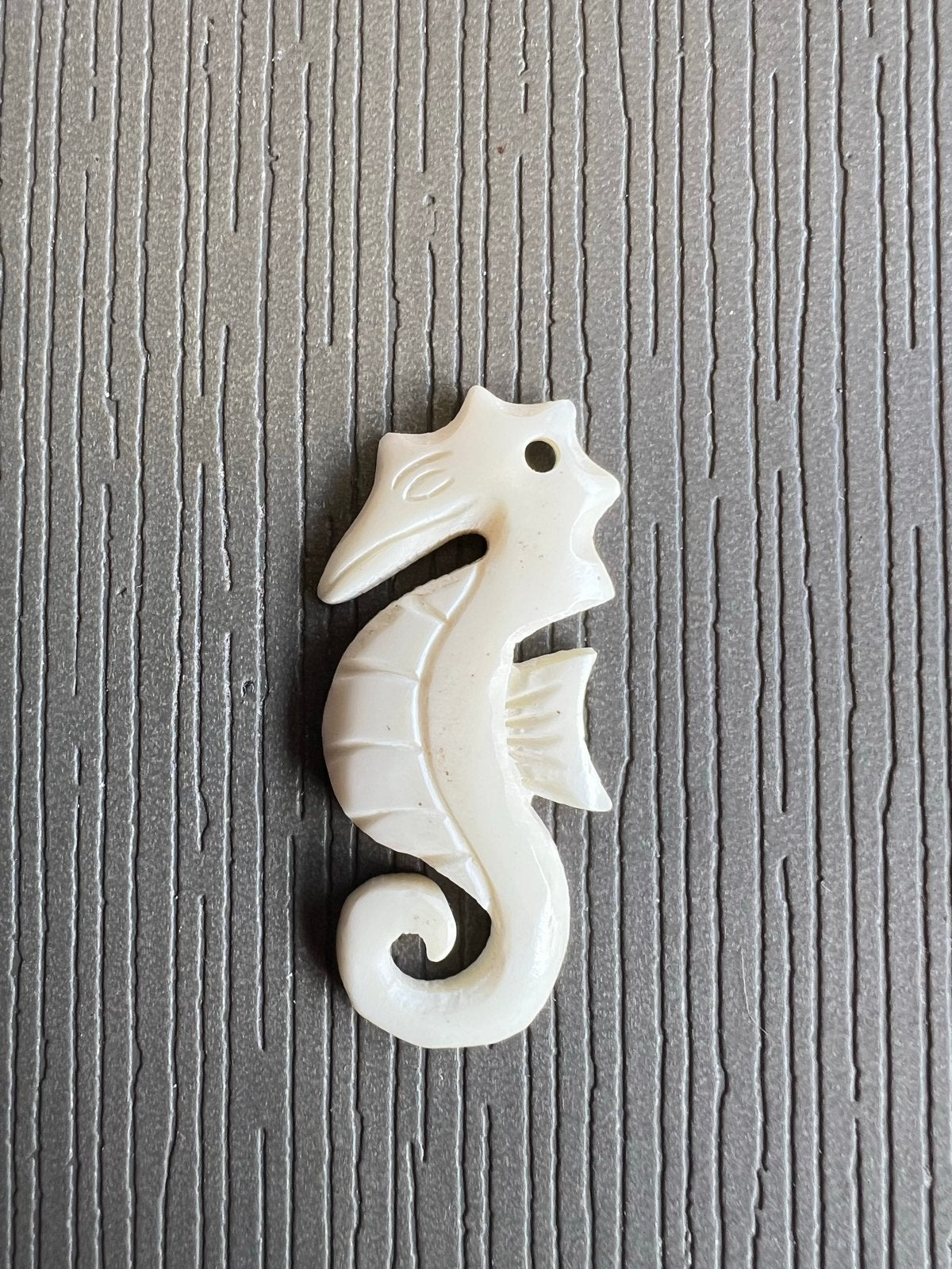 Maori Zeepaard Ketting Hanger - Echt Runderbot, Overige materialen, Beige, Nieuw, Ophalen of Verzenden