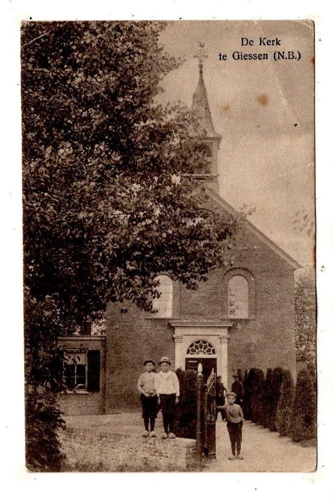 Giessen  Noord Brabant  Jongens  bij kerkje, Verzamelen, Ansichtkaarten | Nederland, Verzenden, Voor 1920, Gelopen, Noord-Brabant
