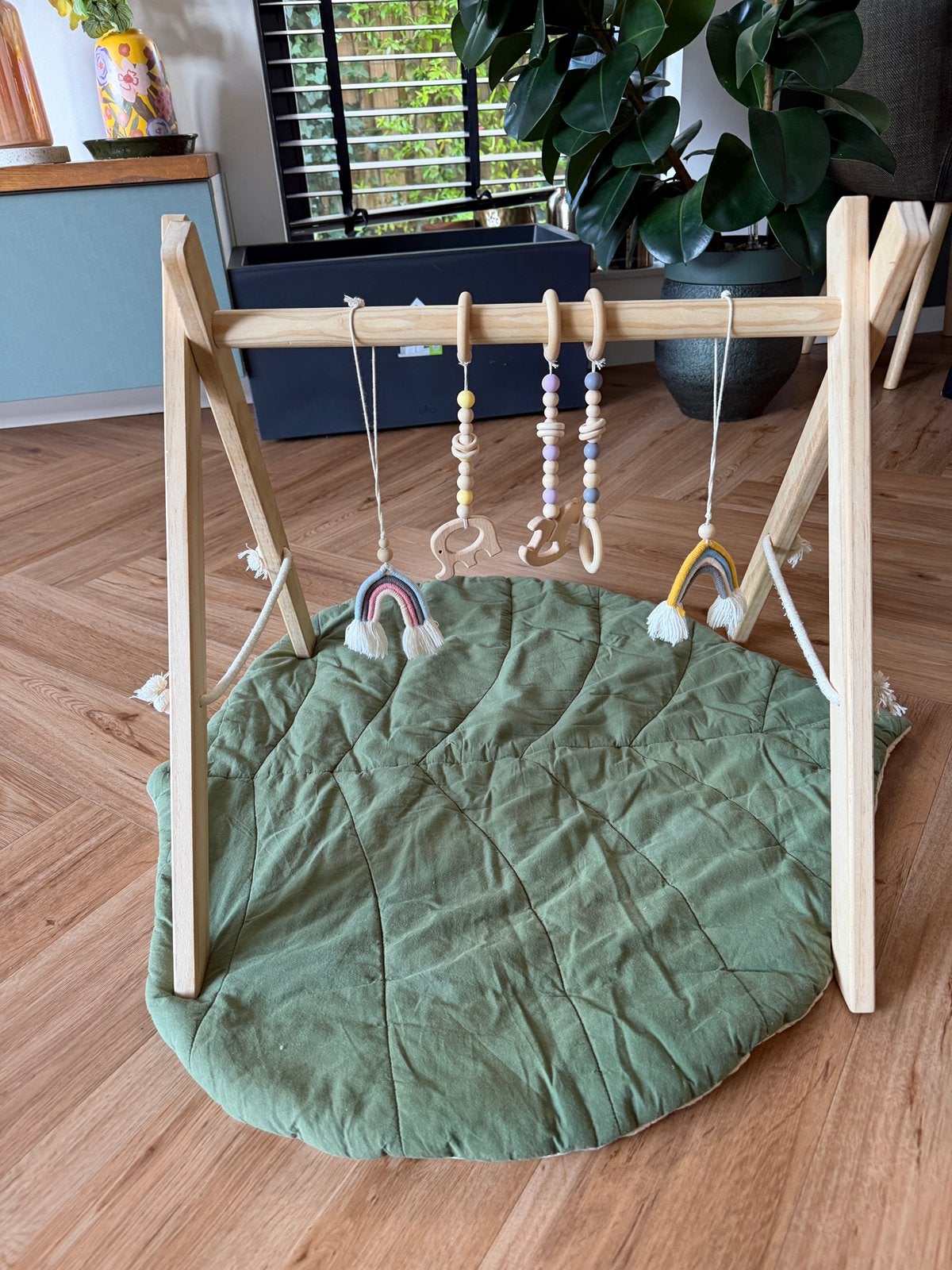 Houten baby gym met speelmat en hangend speelgoed, Ophalen, Zo goed als nieuw