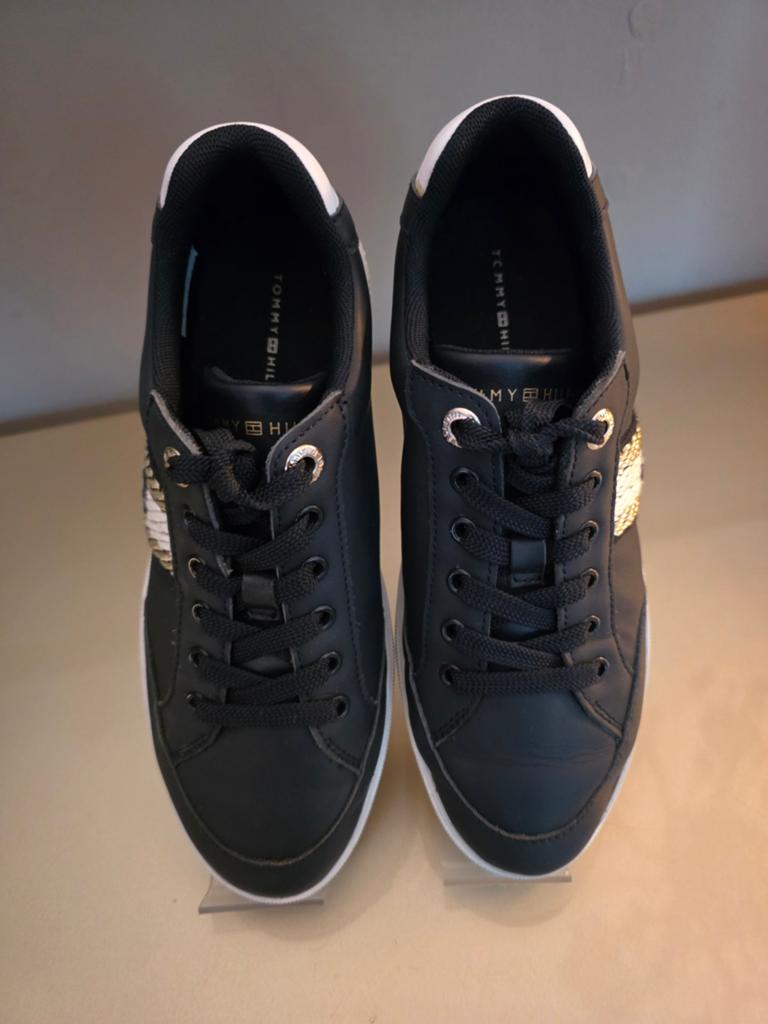 Tommy Hilfiger sneakers donkerblauw met gouden accenten, Kleding | Dames, Schoenen, Blauw, Ophalen of Verzenden, Sneakers of Gympen