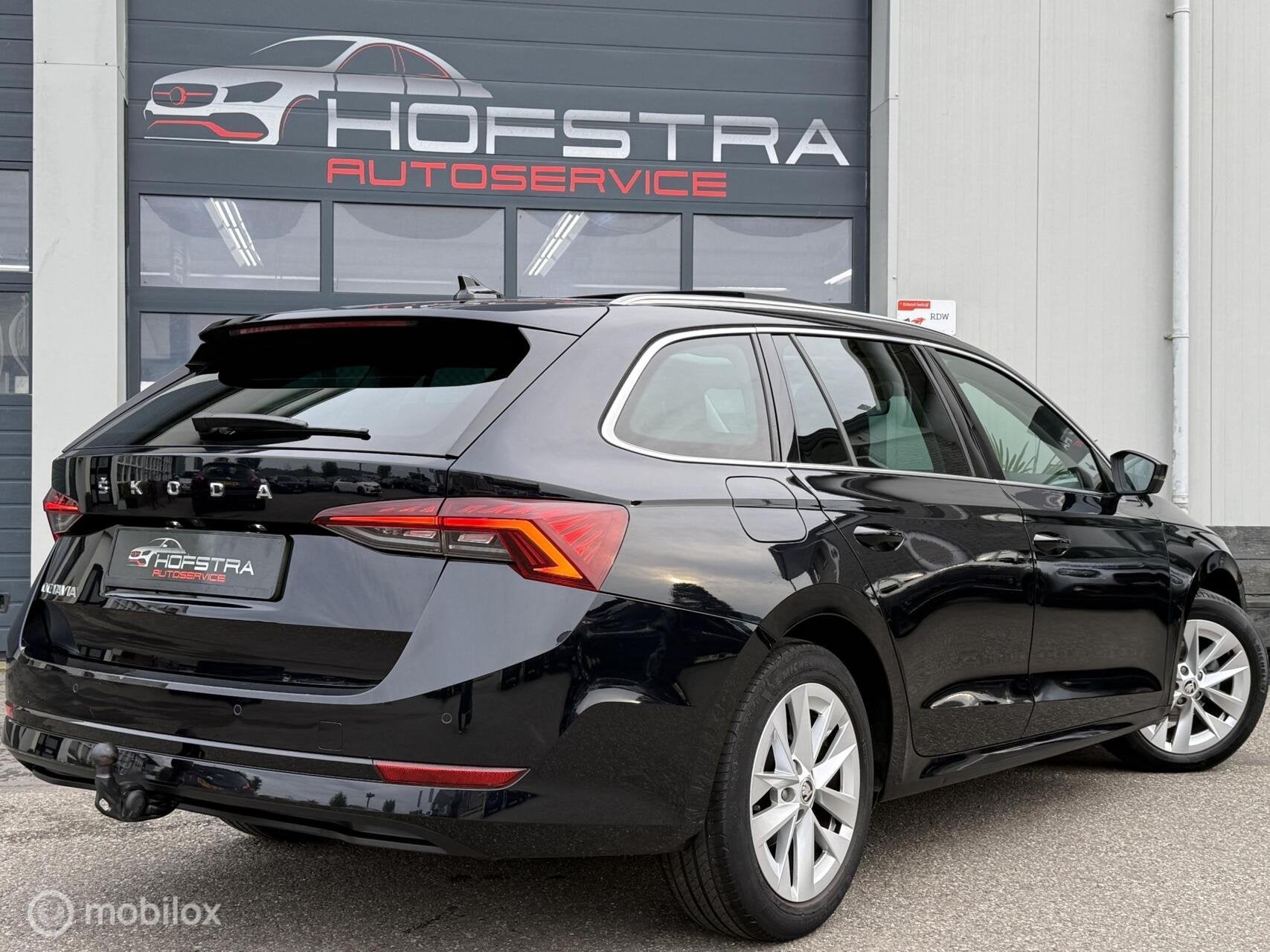 Skoda Octavia Combi 1.0 TSI Business Edition Plus Pano Trekh, Voorwielaandrijving, Gebruikt, Euro 6, Zwart