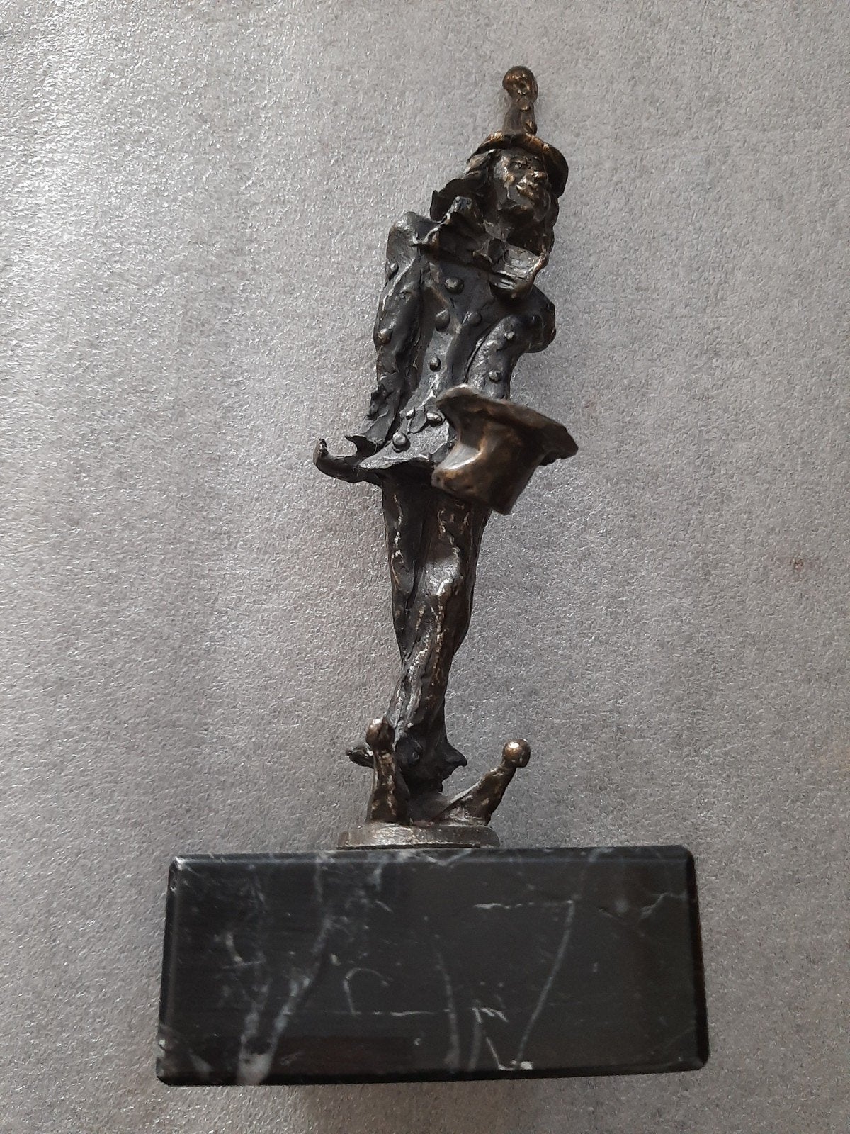 Bronzen beeld op marmeren sokkel - Harlekijn, Antiek en Kunst, Overige onderwerpen, Ophalen of Verzenden, Brons, 20 - 50 cm
