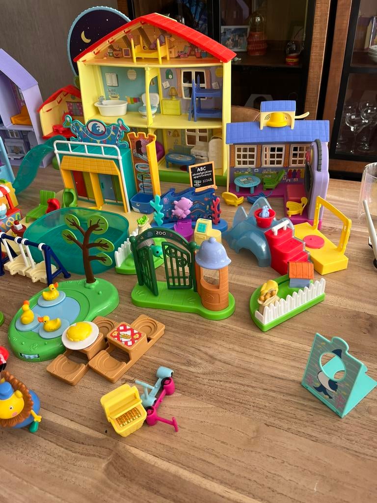 Peppa pig stad, Ophalen of Verzenden, Zo goed als nieuw, Poppenhuis
