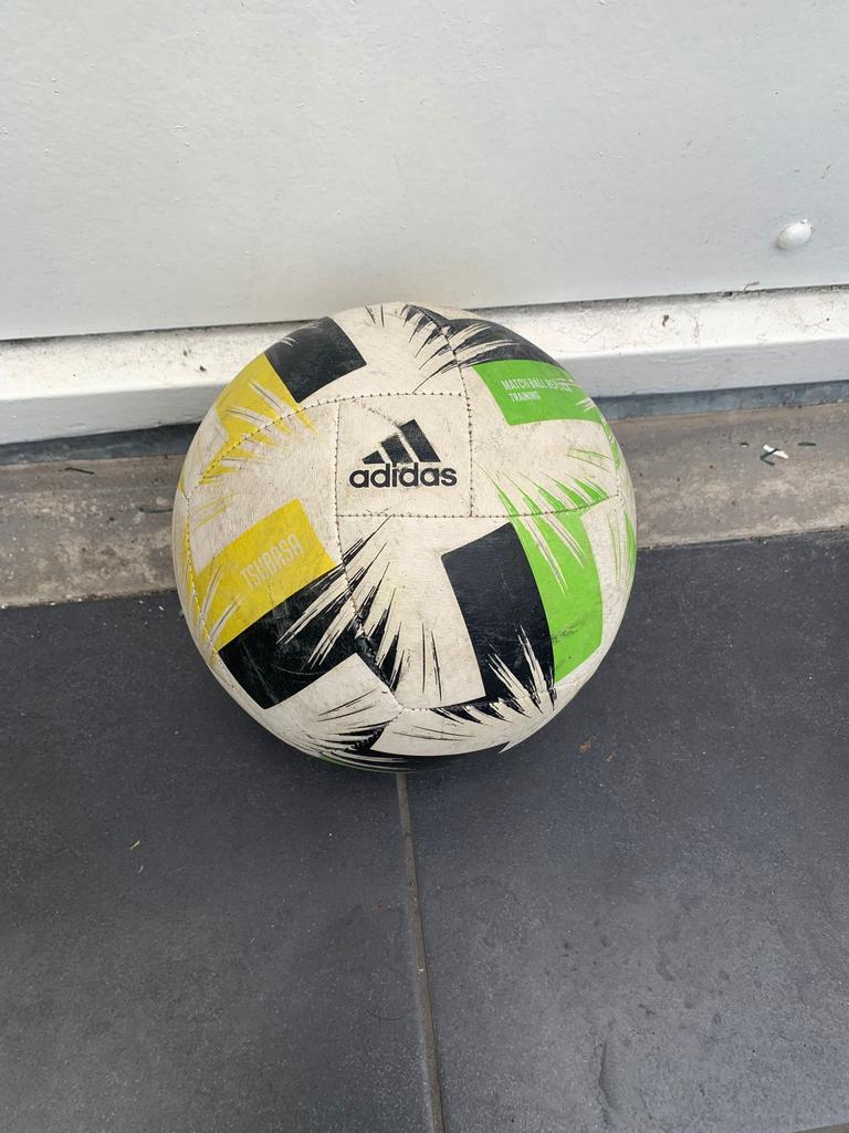 Adidas bal maat 4 zo goed als nieuw, Ophalen of Verzenden, Zo goed als nieuw