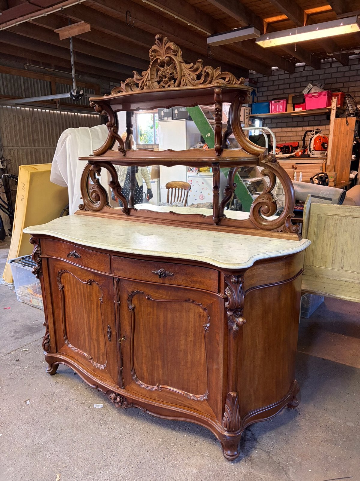 Klassiek houten dressoir met spiegelopzet en marmeren blad, Antiek en Kunst, Ophalen of Verzenden