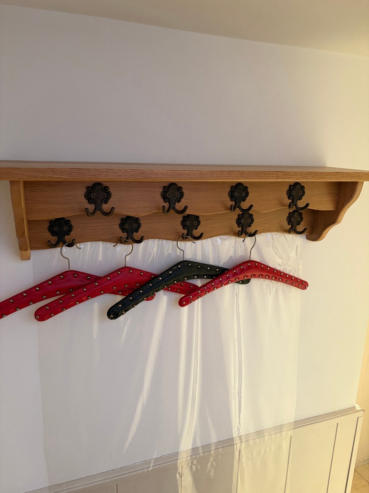 Eikenhouten wandkapstok met 4 kleerhangers en beschermzeil, Huis en Inrichting, Woonaccessoires | Kapstokken, Gebruikt, Minder dan 100 cm