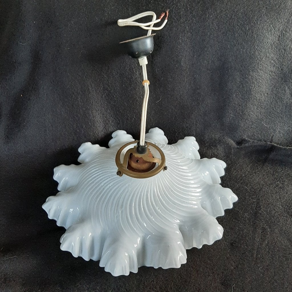 Art Deco lamp / roklamp Frans in wit, geschulpt glas, Ophalen