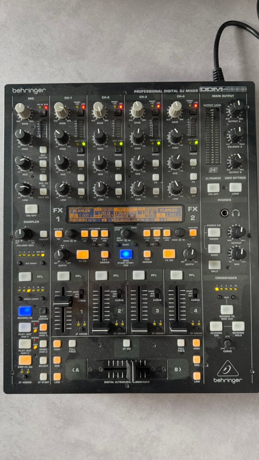 Behringer DDM4000 Digital Pro Mixer – nette staat, Muziek en Instrumenten, Mengpanelen, Ophalen of Verzenden, Zo goed als nieuw