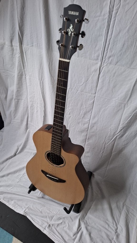 Yamaha APX600M met koffer, Ophalen, Zo goed als nieuw, Western- of Steelstringgitaar, Met (piezo-)element