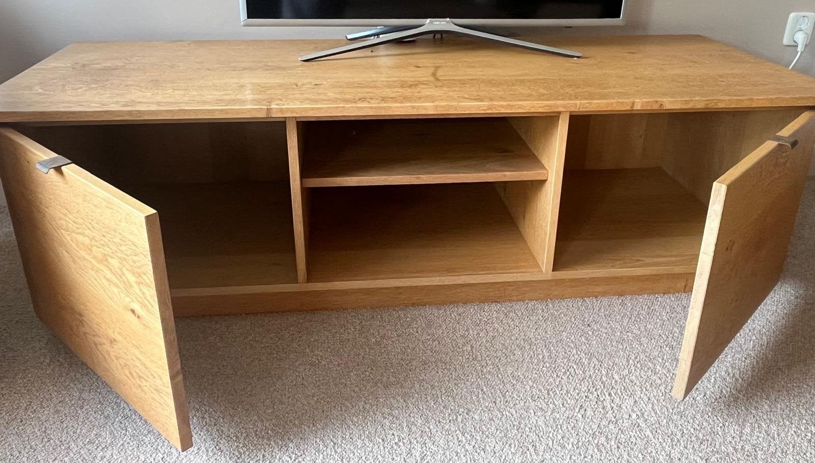 Massief eiken TV meubel met opbergruimte, Gebruikt, 100 tot 150 cm, Eikenhout, Ophalen of Verzenden
