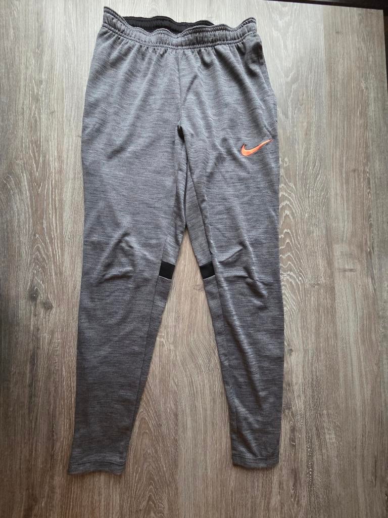 Nike Dry fit trainingbroek zgan. Maat S., Kleding | Heren, Spijkerbroeken en Jeans, Ophalen of Verzenden, Zo goed als nieuw, Grijs