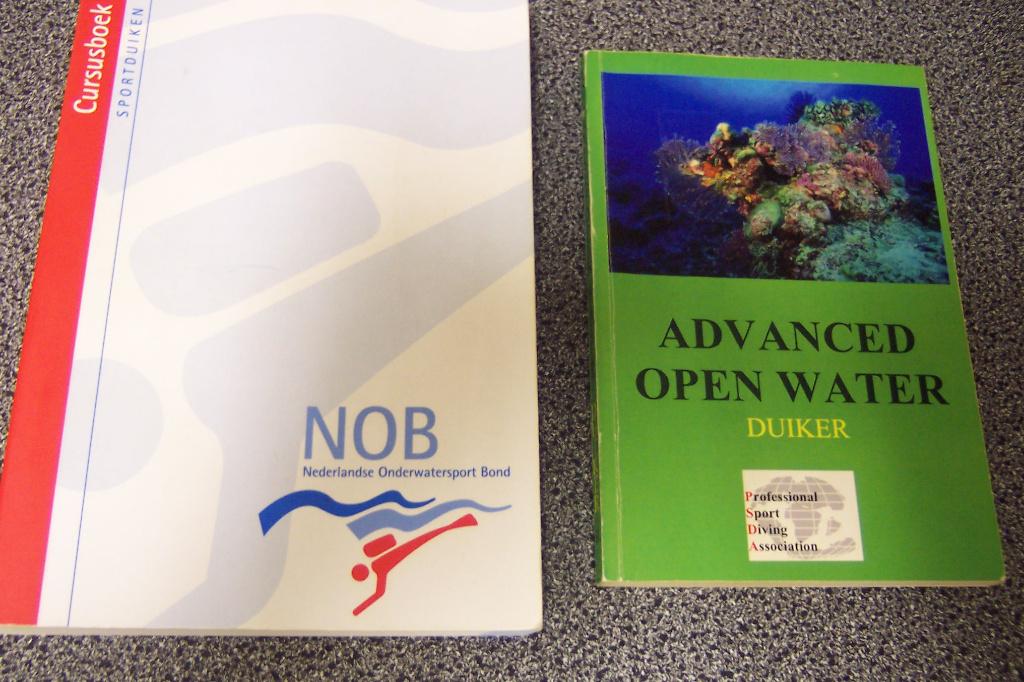 2x cursusboek duiken / duiksport / boek., Watersport en Boten, Duiken, Ophalen, Zo goed als nieuw