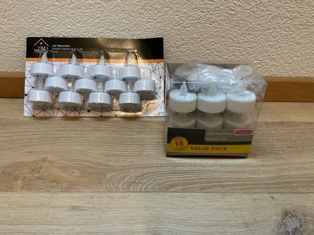 Te koop aangeboden 12 LED theelichten nieuw en 18 gebruikt., Huis en Inrichting, Woonaccessoires | Kandelaars en Kaarsen, Overige materialen