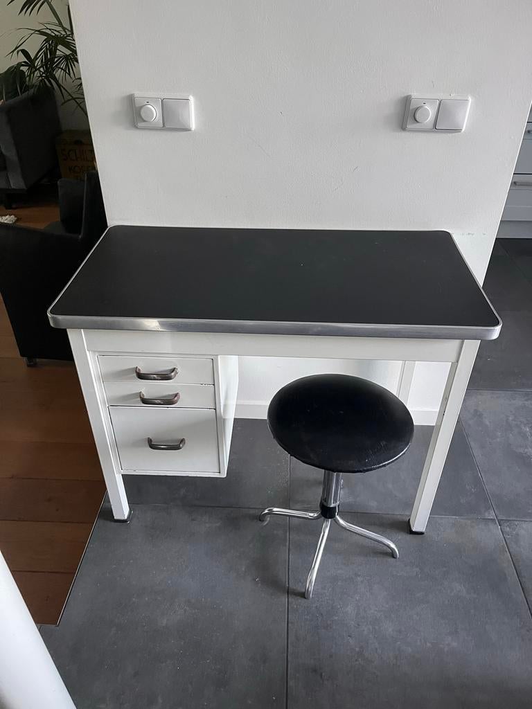 Vintage Industriële Bureautje eventueel met vintage kruk!, Ophalen, Gebruikt, 95 cm, Metaal