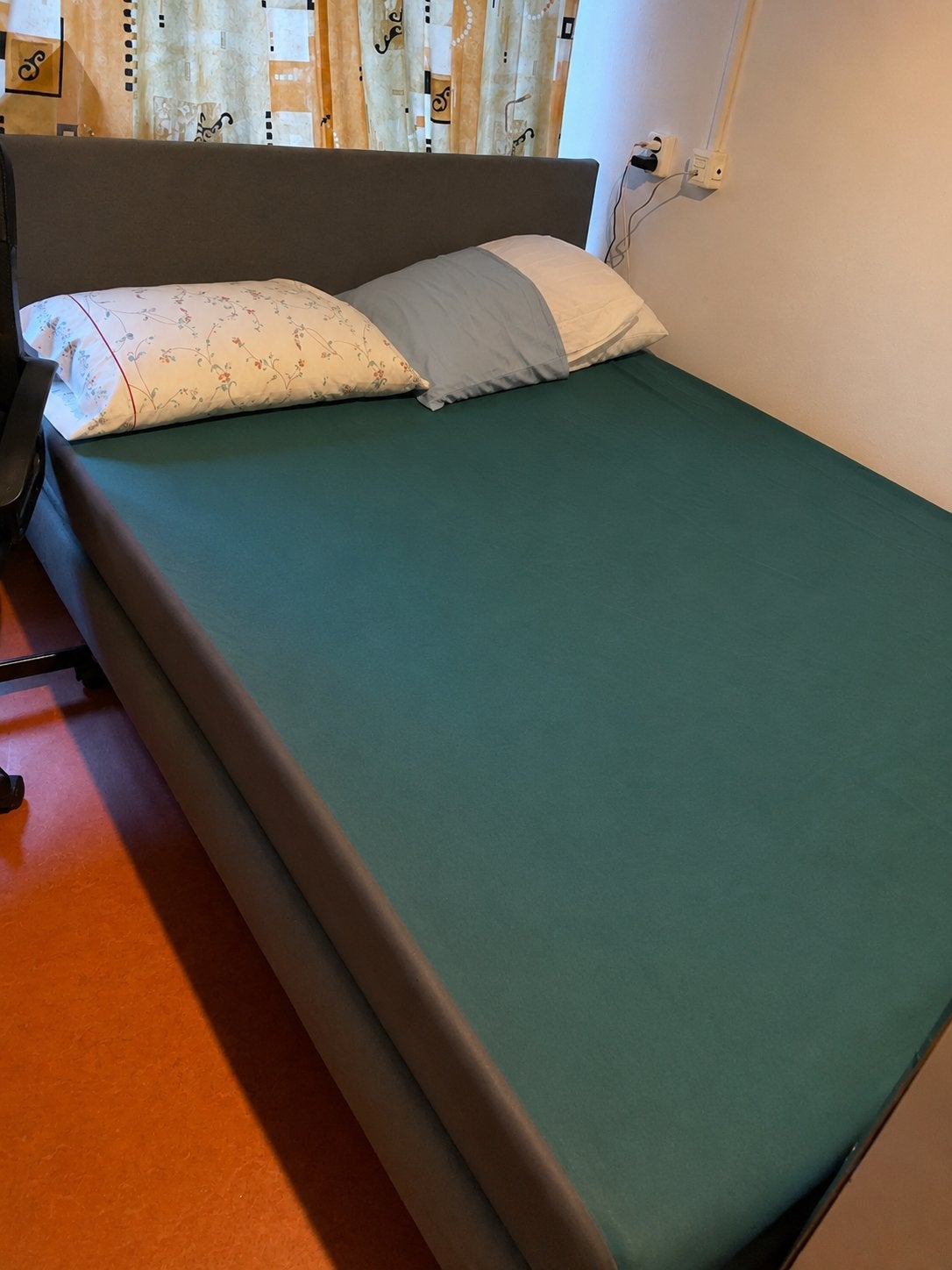 Comfortabel tweepersoonsbed met stoffen hoofdeinde, Ophalen, Gebruikt, Tweepersoons, 140 cm