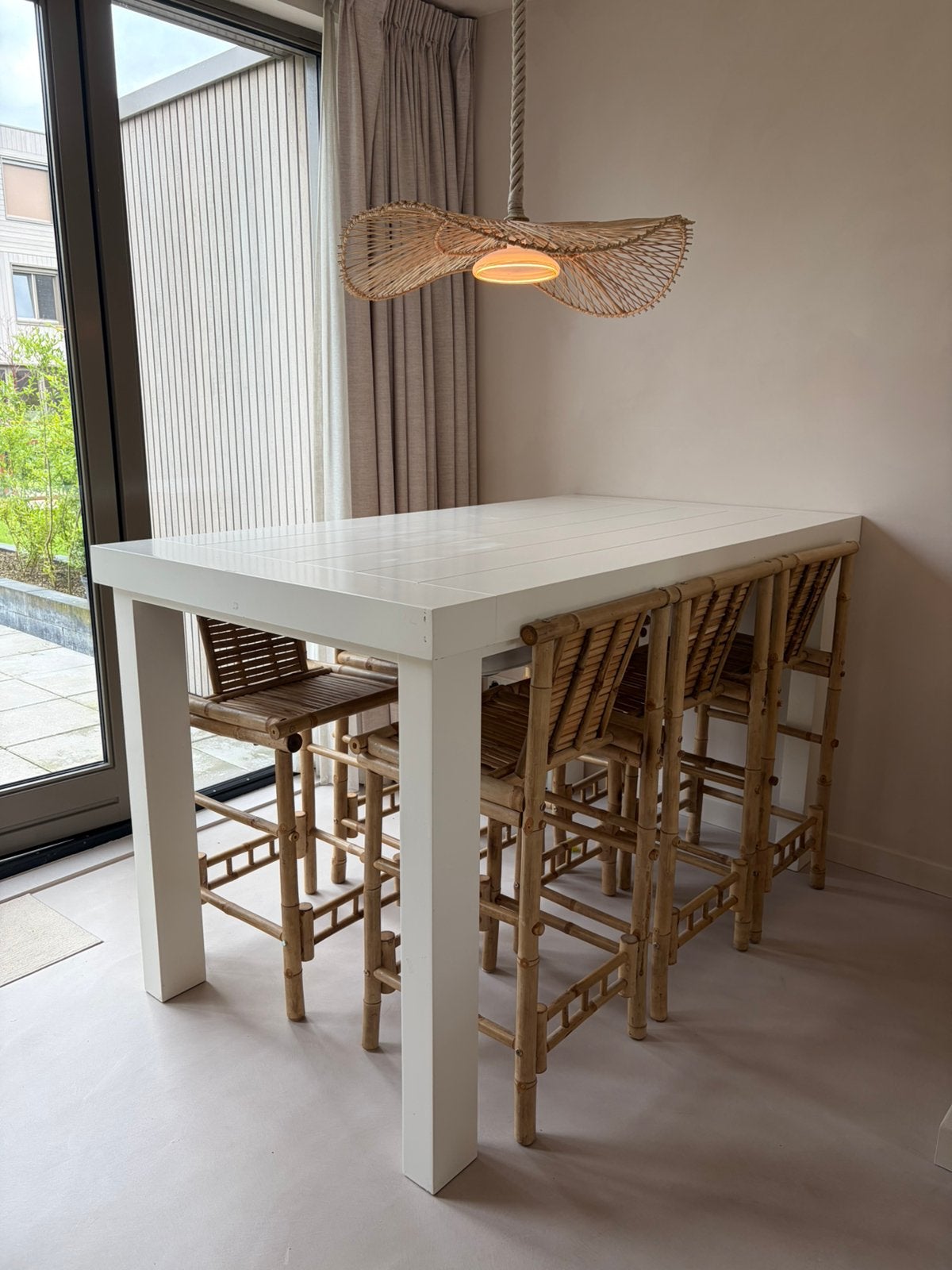 6 bamboe barkrukken en een bartafel, Huis en Inrichting, Barkrukken, Ophalen, Met voetsteun, 60 tot 90 cm, Hout