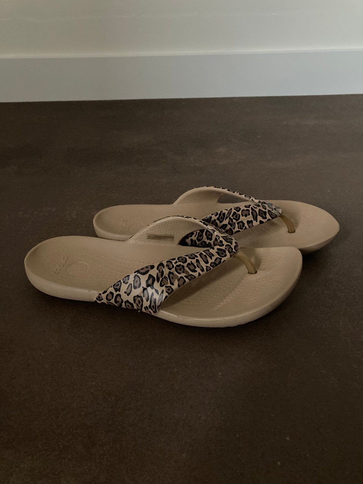 Teenslippers Slippers Crocs 37., Kleding | Dames, Schoenen, Slippers, Beige, Ophalen of Verzenden, Zo goed als nieuw