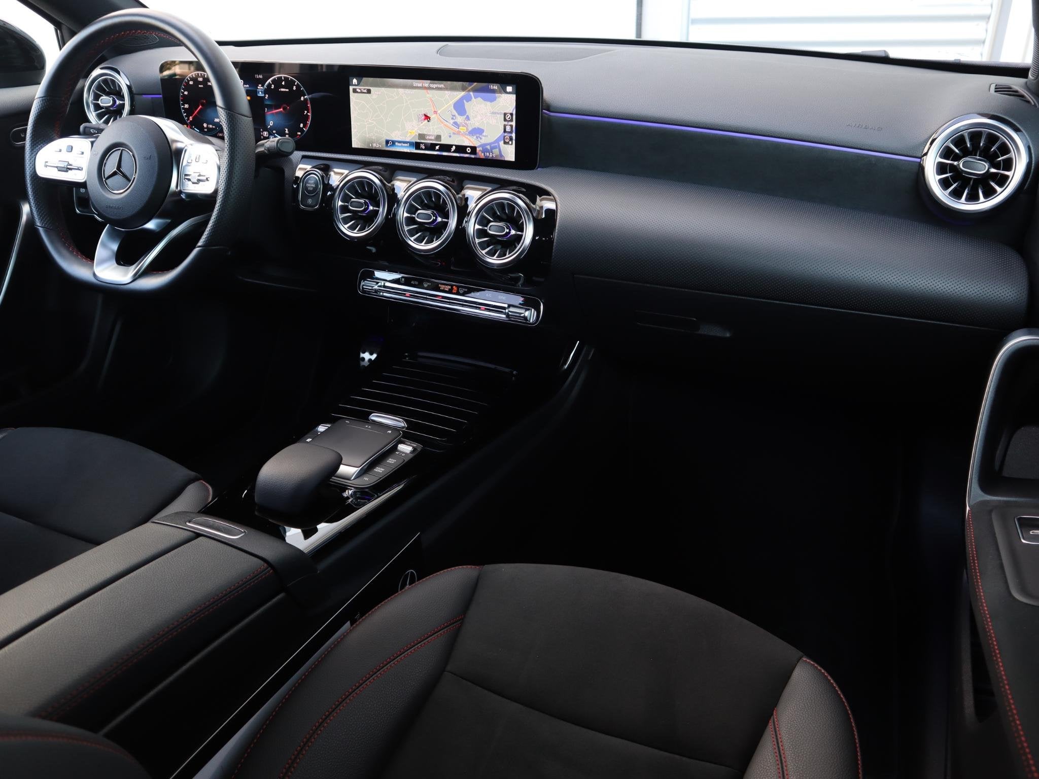 Mercedes-Benz A-klasse 180 AMG Line l Panorama dak l Keyless, Auto's, Dealer onderhouden, Gebruikt, 4 cilinders, Origineel Nederlands