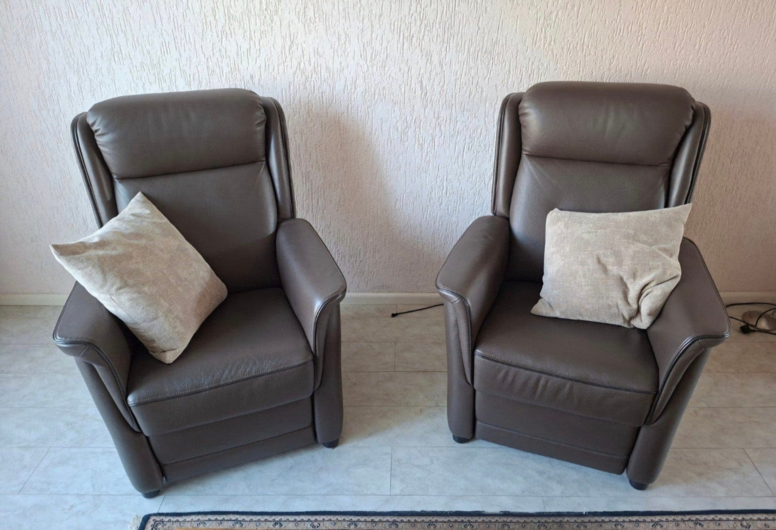 2x Comfortabele  Relaxfauteuils in bruin leer, Ophalen, Modern, Comfortabel, Zo goed als nieuw, 75 tot 100 cm